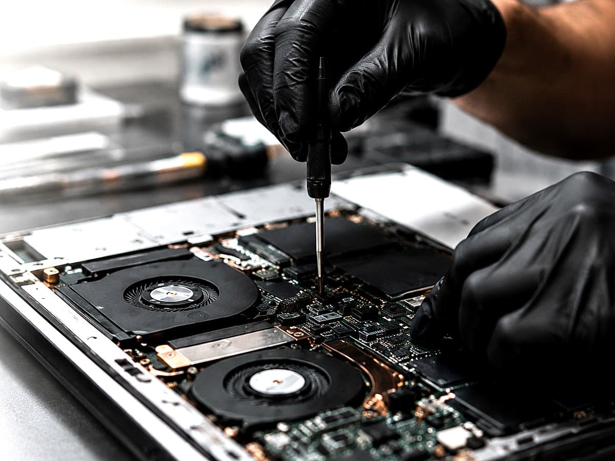 Técnico realizando manutenção em notebook